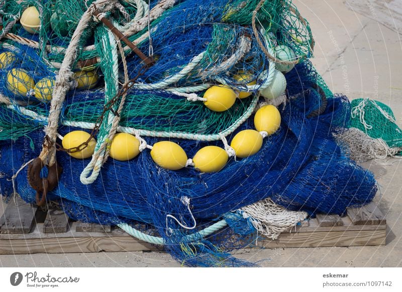 vernetzt Hafen Netz Fischernetz maritim blau gelb Netzwerk Fischereiwirtschaft Spanien Vernetzung fischen verstrickt verfangen Farbfoto Außenaufnahme