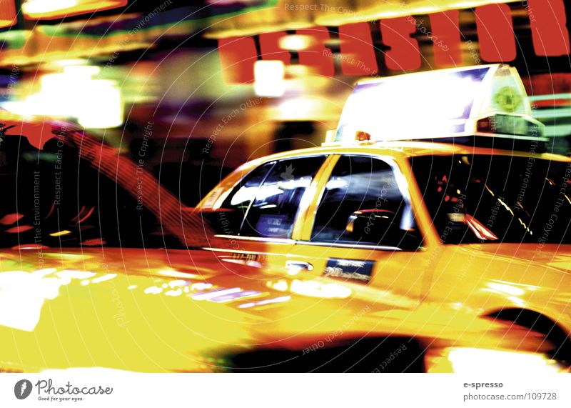 New York Cab, Times Square, Manhattan, New York, N.Y. New York City Taxi Baseballmütze Nachtleben Stimmung Aktion Geschwindigkeit gelb Nitelife Licht