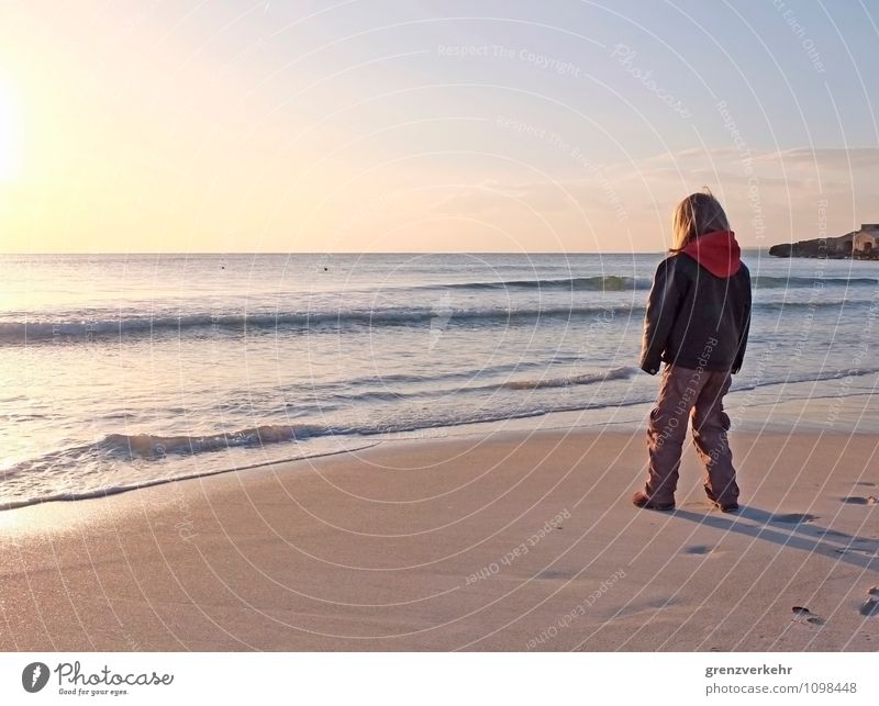 Fernblick Meer Kind 1 Mensch 3-8 Jahre Kindheit Sonnenaufgang Sonnenuntergang Mittelmeer Küste Strand stehen Ferne Fernweh Einsamkeit Meeresrauschen Lederjacke