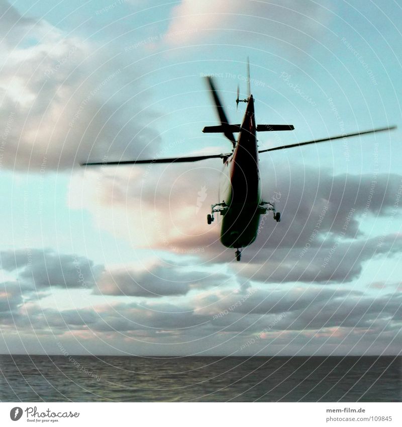 coast guard Küstenwache Rettung Rettungshubschrauber Hubschrauber Suche hilflos Meer Erste Hilfe Sanitäter Hilfsbereitschaft Luftverkehr Dienstleistungsgewerbe