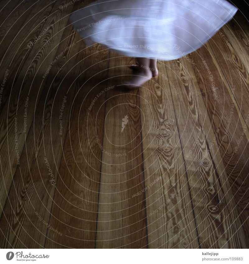 600 - abtanzball Kind Spielen drehen Bewegung Raum Wohnzimmer Show Kleid Barfuß Zehen Mädchen Bodenbelag Tanzfläche Holz weiß tanzn Tanzen dance Turnen balett