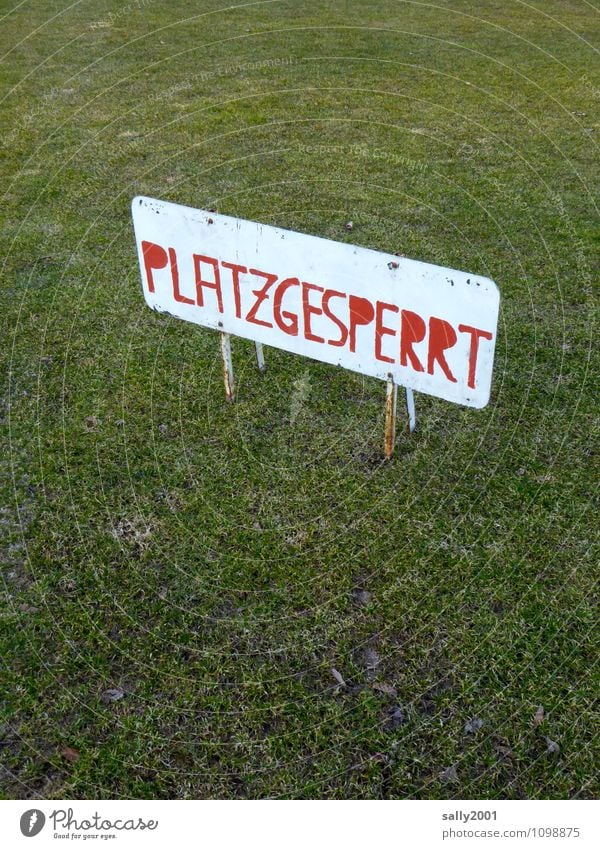 Platz Gesperrt Geschrieben Auf Schild In Der Ecke Von Einem Sportplatz Mit Grunem Rasen Neben Einer Strasse Ein Lizenzfreies Stock Foto Von Photocase