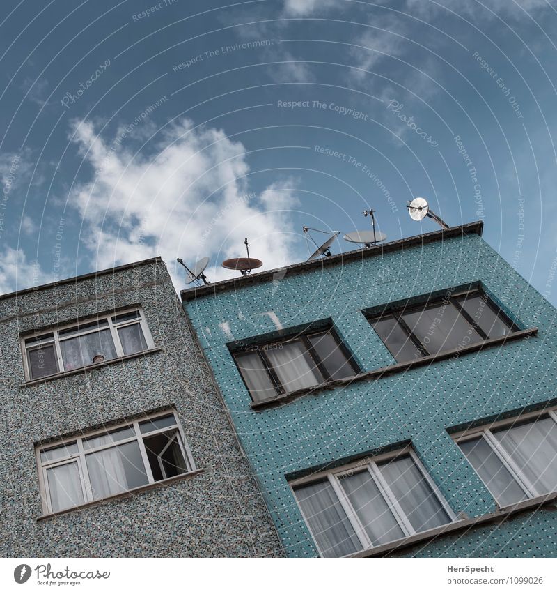 Empfangsbereit Istanbul Stadtzentrum Haus Gebäude Architektur Fassade Fenster Satellitenantenne trashig trist blau grau türkis empfangsbereit Farbfoto