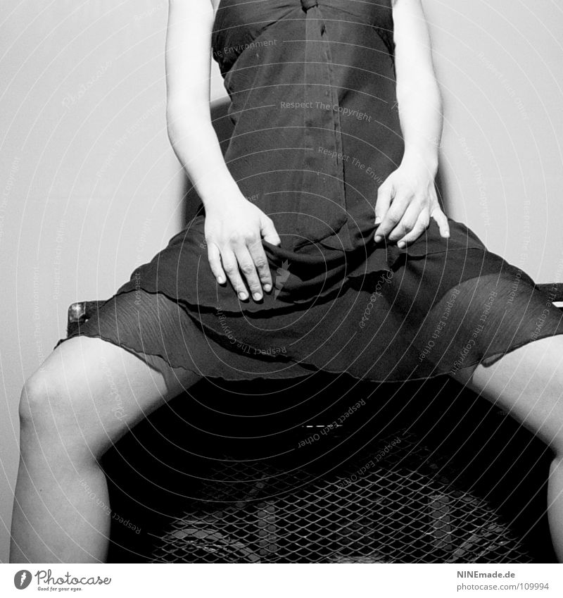 Kuschelrock Vol. 2 Frau feminin Musik Club Kleid Knie schwarz weiß Wand Körperhaltung Gitter mädchenhaft harmonisch Stoff Faltenwurf Lautsprecher Takt grau