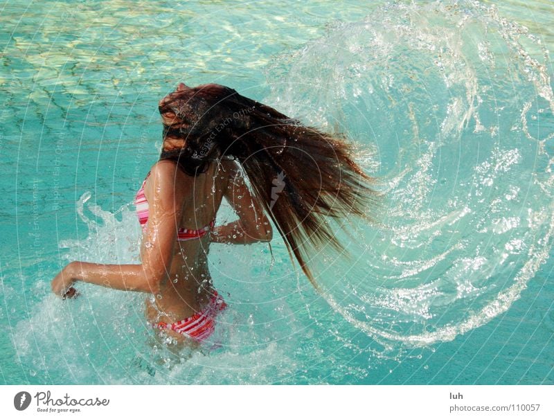 das geheimnis Jugendliche Aktion Schwimmbad Schwung auftauchen Sonnenbad dünn Wassertropfen mehrfarbig Freibad Sommer Physik heiß schön braun sommerlich