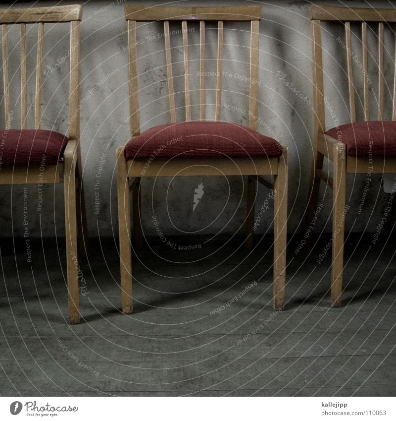 stuhl Tisch Esstisch unpersönlich weiß Holz Bodenbelag Muster Gotteshäuser Decke Stuhl spartanisch studentenbude Arme kirchenmaus Flur tischbein stuhlbein