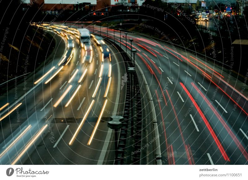 Kurve Abend Autobahn Feierabend Lichterscheinung Lichteffekt Leuchtspur Scheinwerfer Autoscheinwerfer Geschwindigkeit Stadt Vorstadt Spuren überholen überfüllt