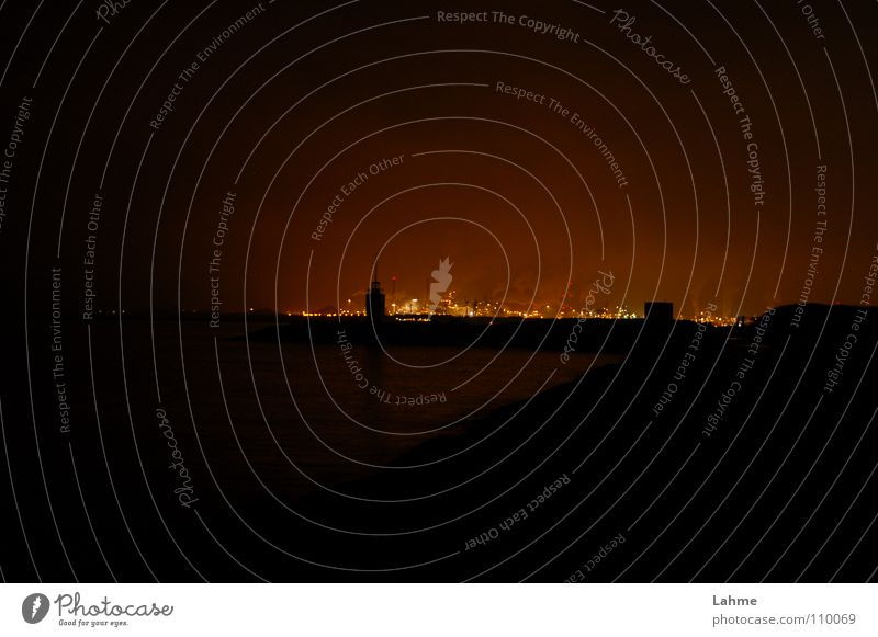 IJmuiden Industriehafen bei Nacht #2 Leuchtfeuer Schifffahrt Fass Niederlande Meer Licht Wolken grün braun Hafen Nordsee Brand Wasser