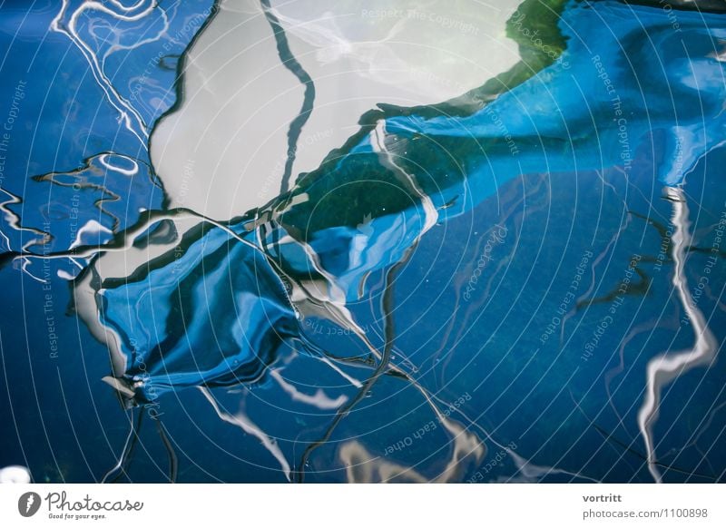 Himmelblau Umwelt Natur Wasser Bewegung außergewöhnlich grün Sicherheit Abenteuer Schifffahrt See Spiegelbild Verzerrung Mast Seil malerisch Farbfoto