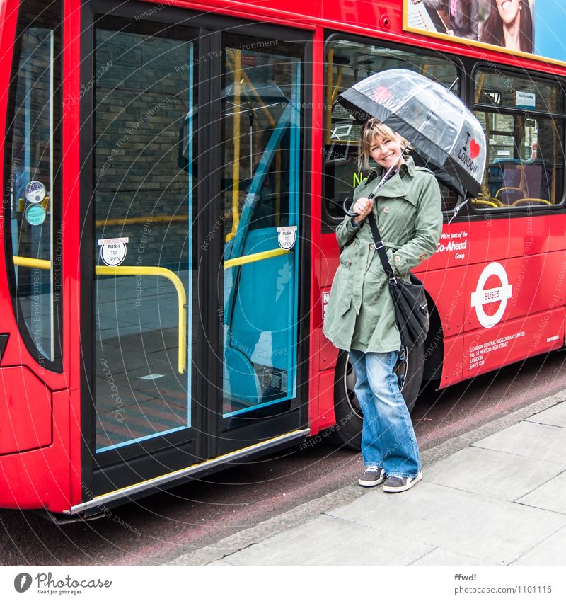 London l.o.v.e. Ferien & Urlaub & Reisen Tourismus Sightseeing Städtereise feminin Junge Frau Jugendliche Erwachsene 1 Mensch 18-30 Jahre 30-45 Jahre England