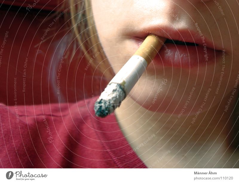 Simply red. Zigarette Rauchen gefährlich Krankheit Schadstoff Tabak Lebensgefahr Warnhinweis Abhängigkeit Frau Filterzigarette Zigarettenasche Glut brennen