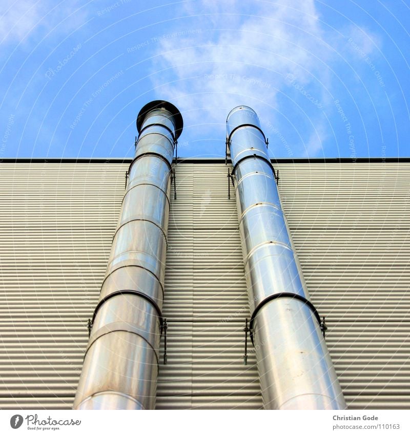 Wolkenmachmaschine Fabrik Supermarkt Industrie Himmel Detailaufnahme Schornstein Rauch Quaml blau Metall silber Röhren