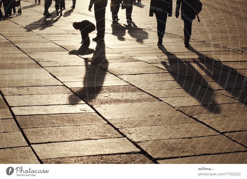 Schattenkind Familie Mensch Kind Menschengruppe Sonnenlicht bevölkert Platz Marktplatz Stadt Einkaufszone Einkaufspassage Schattenspiel Spaziergang paarweise