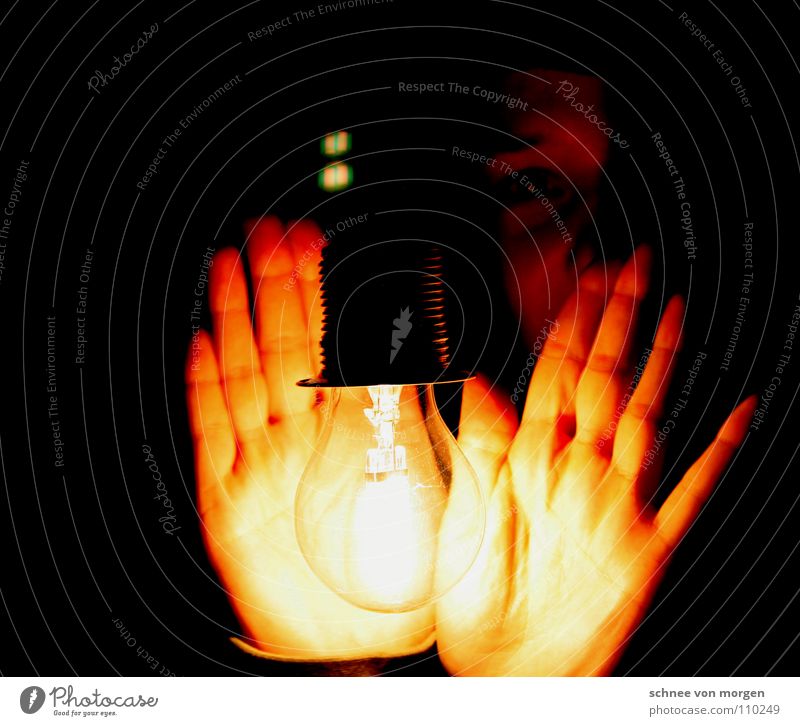 wärmepuffer Hand Lampe Licht dunkel Herbst Frau Elektrisches Gerät Technik & Technologie Mensch Halterung Blick