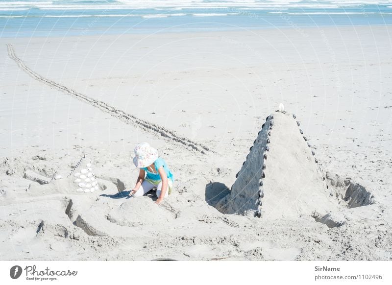347 Kinderspiel Sandburg Ferien & Urlaub & Reisen Freiheit Sommerurlaub Strand Meer Mädchen Kindheit 3-8 Jahre Architektur Ziggurat Schönes Wetter Pyramide