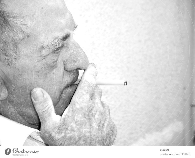Blick nach vorne 2 Mann Großvater Zigarette Porträt alt Rauchen Denken Kopf
