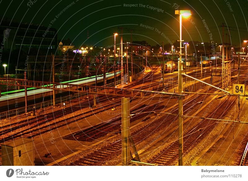 Basel bei Nacht Gleise Eisenbahn Langzeitbelichtung Geschwindigkeit Verkehr Rauschen dunkel wegfahren kommen Bahnhof Bewegung Motion Nacht Geleise