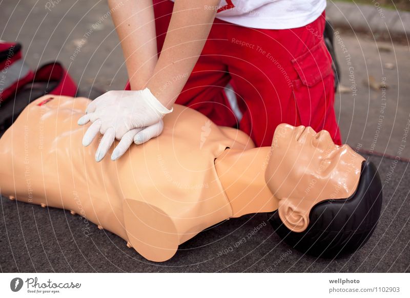Erste-Hilfe-Training Gesundheit Gesundheitswesen Behandlung Medikament Massage Schule Arzt Hand Puppe Herz Arbeit & Erwerbstätigkeit atmen rennen berühren
