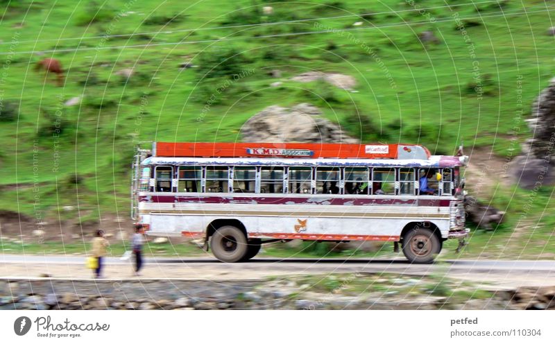 ... von Srinagar nach Gulmarg ... Indien Jammu, Ladakh, Kaschmir grün weiß fahren Ferien & Urlaub & Reisen Straße Güterverkehr & Logistik Bus Mensch