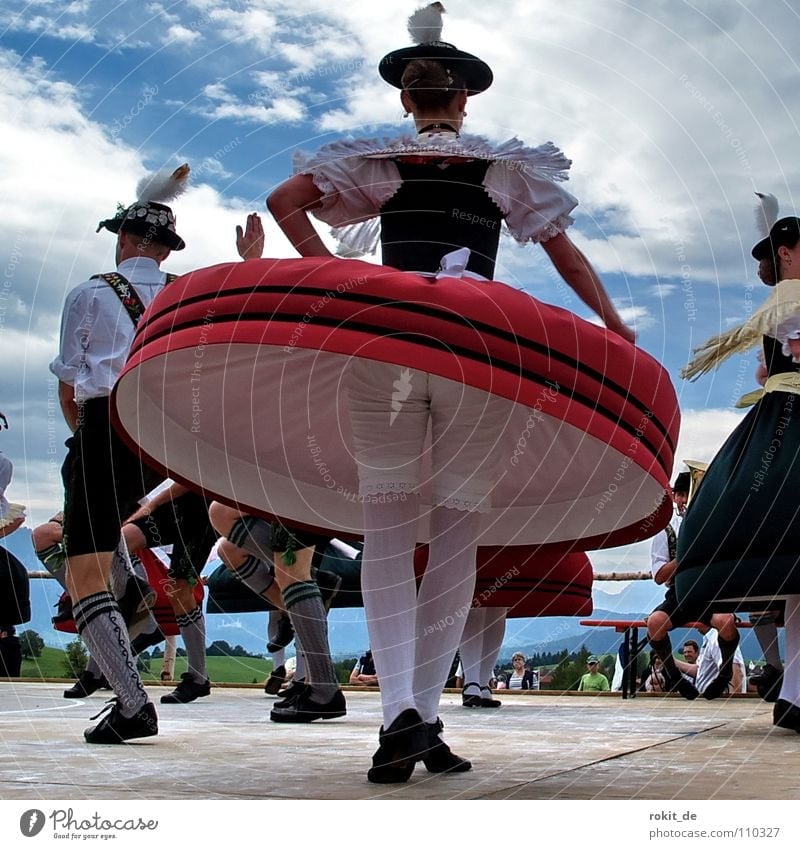 Brummkreisel Bayern Trachtenkleid Tanzfläche Volksmusik Drehung Gamsbart Rieden Allgäu Bluse drehen schlagen Shorts Männerbein Strumpfhose Parkett Kleid