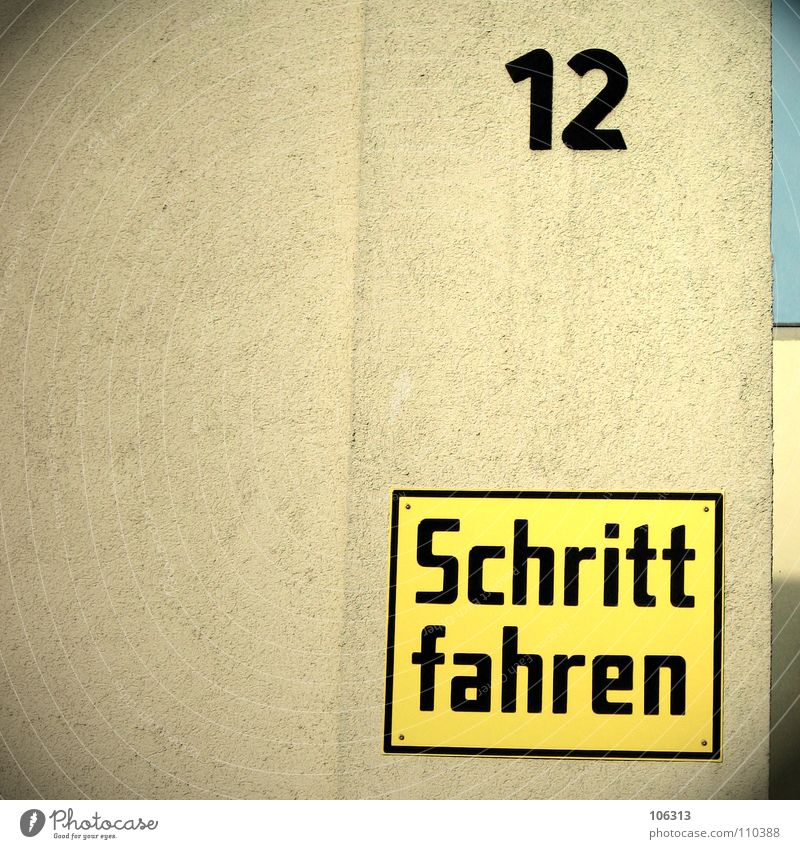 IN DEN SCHRITT FAHREN fahren 12 Schrittgeschwindigkeit Wand Haus Besitz Putz Dresden Hinweisschild gelb Buchstaben langsam Einfahrt seltsam obskur Warnhinweis