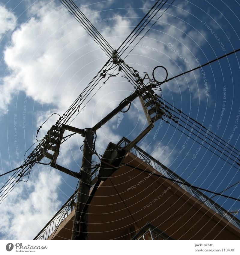 elektrische Adern Energiewirtschaft Strommast Hochspannungsleitung Wolken Griechenland Ecke Netzwerk oben Elektrizität Gedeckte Farben Detailaufnahme