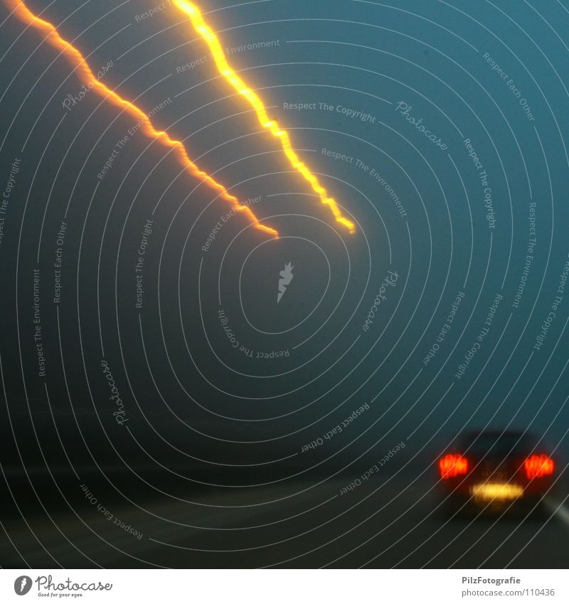 Alienangriff Nebel Autofahren Autobahn Blitze Angriff rot Bremslicht wegfahren Verkehr Langzeitbelichtung Verkehrswege PKW Licht Straße Scheinwerfer blau