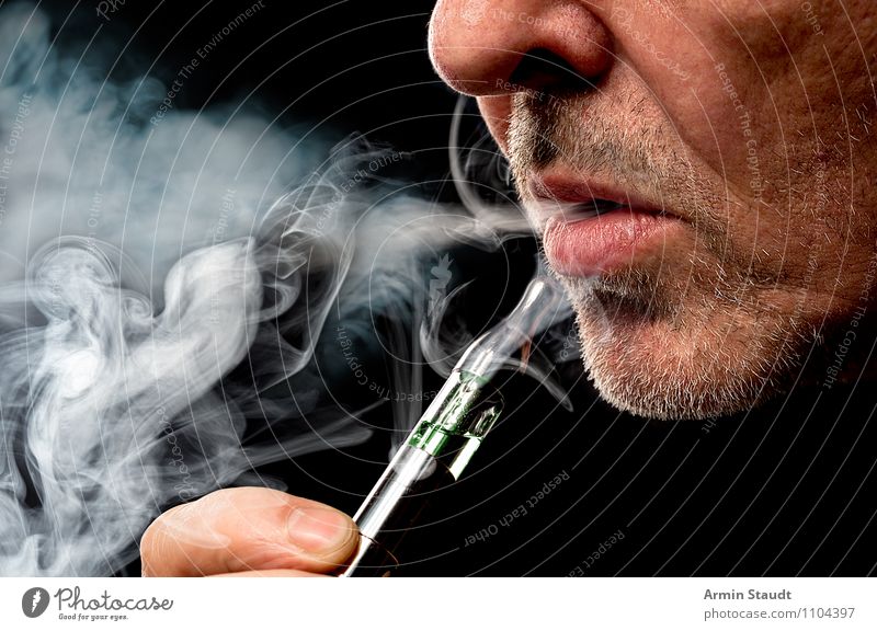 E-Zigarette Lifestyle Stil Design Freude Rauchen Rauschmittel Wohlgefühl Zufriedenheit Erholung Duft Freizeit & Hobby Nachtleben Mensch maskulin Mann Erwachsene