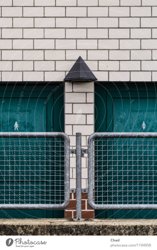 Männlein-Weiblein Haus Toilette Tür Treppengeländer Zaun Lampe Piktogramm Stein Metall Zeichen Schilder & Markierungen kalt grau grün rot Farbfoto Außenaufnahme