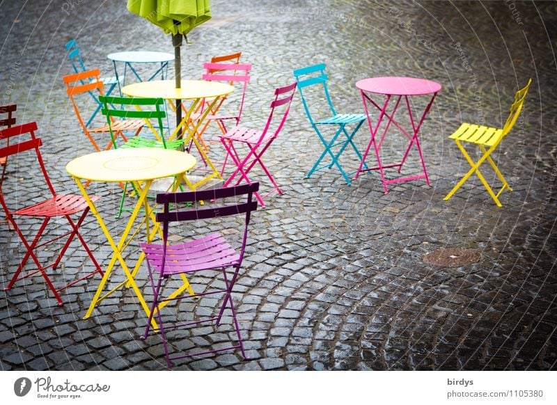 Straßencafe mit leeren, bunten Stühlen und Tischen Lifestyle Stuhl Gastronomie Stadt Altstadt frisch positiv blau gelb rosa rot Straßencafé Sonnenschirm