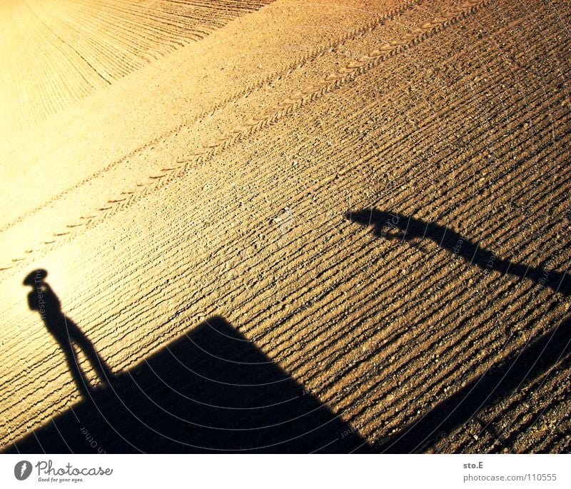 der cowboy und der indianer Schatten verdunkeln Feld Muster Ordnung Mütze stehen Osten Freizeit & Hobby Freude Sonne Schönes Wetter Sand Mensch Hut hutträger