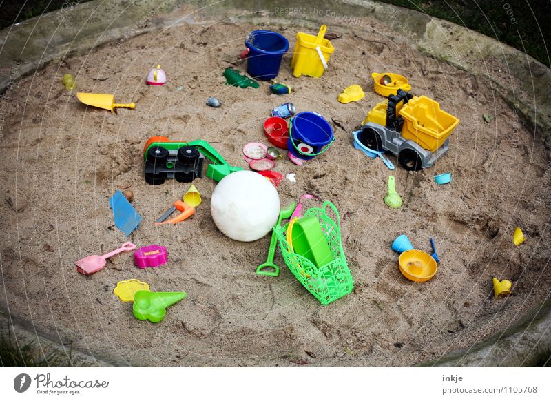 nie genug Lifestyle Freude Freizeit & Hobby Spielen Kinderspiel Sandkasten Häusliches Leben Kindererziehung Kindergarten Spielzeug Sandspielzeug Ball Kunststoff