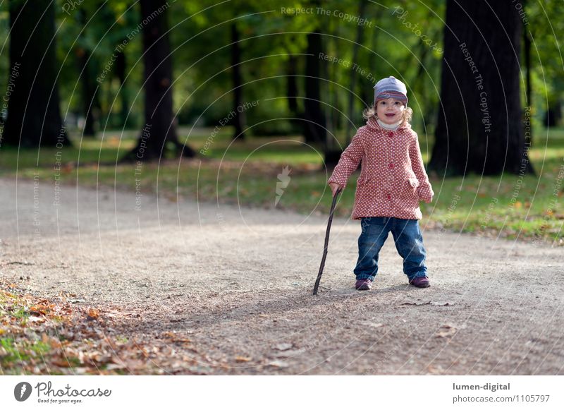 Kind mit Spazierstock Freude sportlich wandern Mädchen 1 Mensch 1-3 Jahre Kleinkind Natur Herbst Park Mantel Mütze gehen lachen Freundlichkeit klein allein jung
