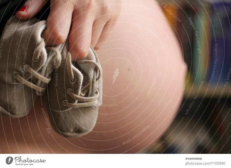 Nachwuchs - coming soon feminin Baby Mutter Erwachsene Bauch 1 Mensch Schuhe schwanger Vorfreude Erwartung Leben Wachstum Farbfoto Innenaufnahme Nahaufnahme