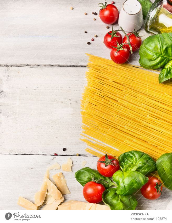 Spaghetti kochen, Zutaten auf weißem Holztisch Lebensmittel Gemüse Teigwaren Backwaren Kräuter & Gewürze Mittagessen Festessen Bioprodukte