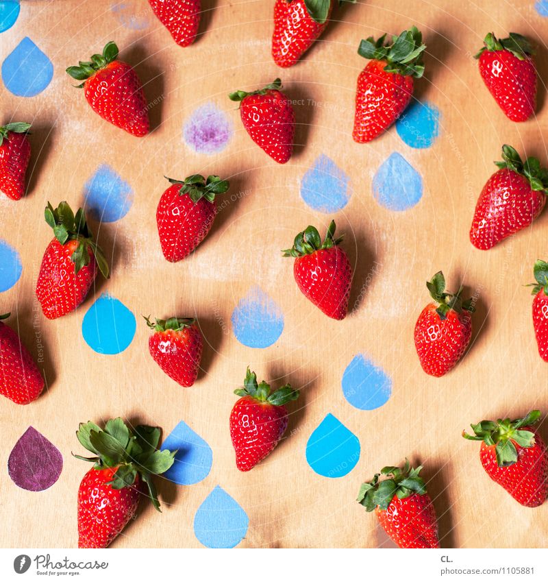 truskawki Lebensmittel Frucht Erdbeeren Ernährung Essen Bioprodukte Vegetarische Ernährung Tropfen ästhetisch Fröhlichkeit Gesundheit lecker süß blau rot