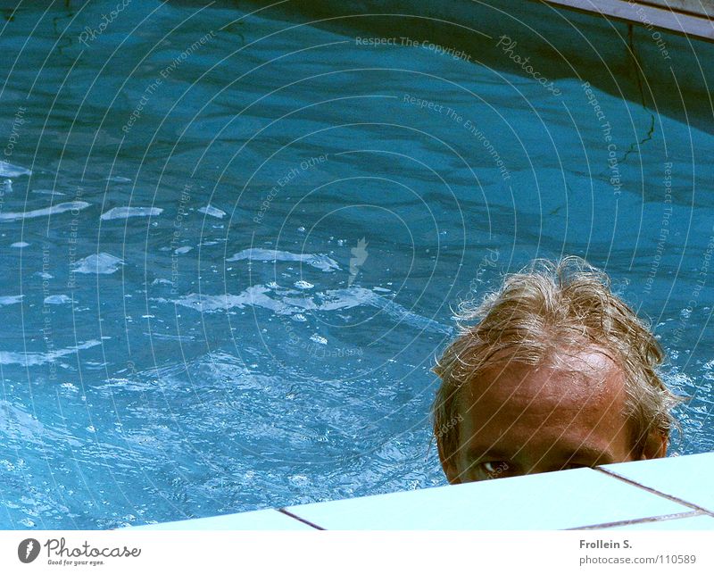 Im Auge des Betrachters Mann maskulin Schwimmbad türkis nass Wellen Sonnenbad Sommer Wassersport Kopf Haare & Frisuren blau Blick