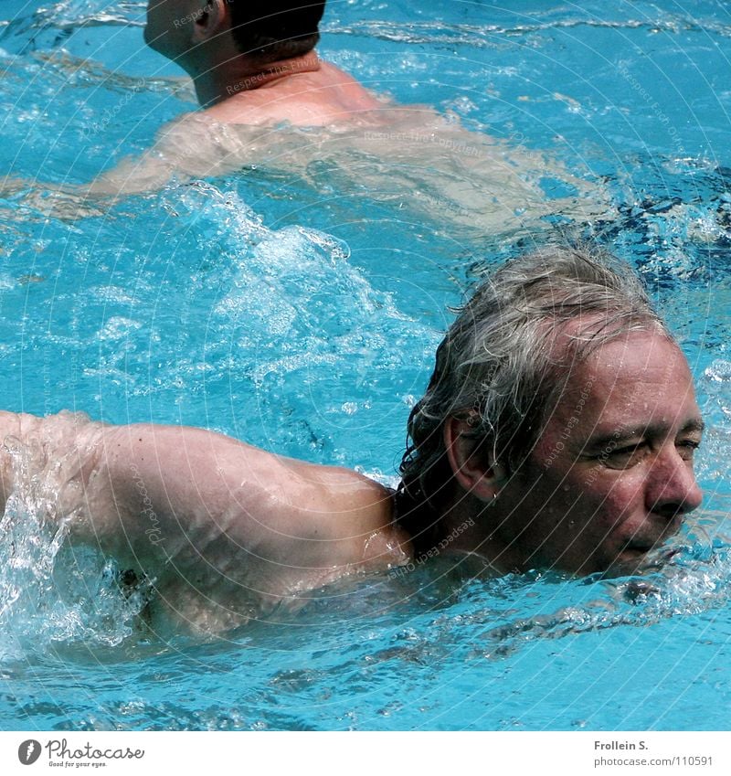 Wasserspochtler Mann maskulin Schwimmbad türkis nass Wellen Sonnenbad Sommer Wassersport Kopf Haare & Frisuren blau Blick Arme Kraulstil schwimmen
