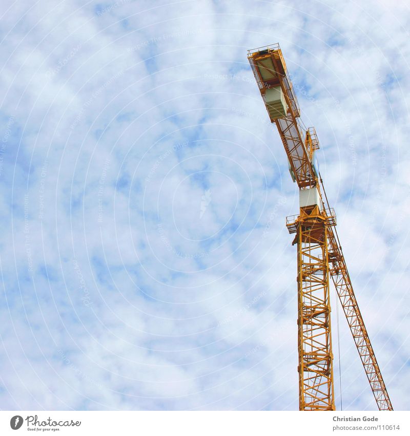 Arbeitsplatz in luftiger Höhe Kran Baustelle Wolken Bauarbeiter Kranfahrer gelb Konstruktion Arbeit & Erwerbstätigkeit Beton Hochhaus Handwerk Industrie Himmel