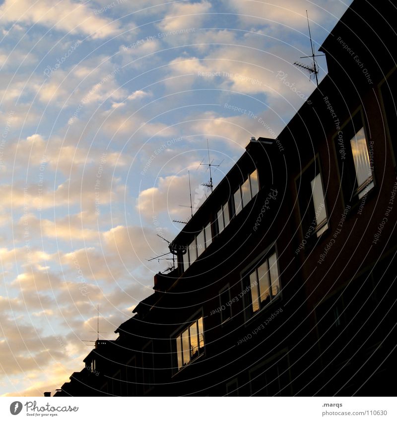 Fifty-Fifty Hälfte diagonal Haus Gebäude Fenster Reflexion & Spiegelung Wolken Dämmerung dunkel Antenne Dach schwarz Färbung Fluchtpunkt Herbst Himmel