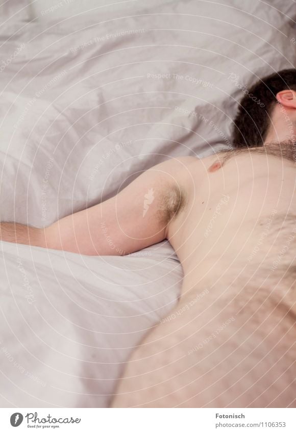 nackig Mensch maskulin Junger Mann Jugendliche Erwachsene Körper Brust Beine Oberkörper Oberschenkel 1 18-30 Jahre Behaarung Brustbehaarung liegen schlafen Sex