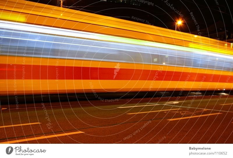 Im Eilzugstempo Straßenbahn Verkehr Stadt Basel Eisenbahn Gleise gelb rot Geschwindigkeit Langzeitbelichtung Unschärfe Nacht dunkel Bewegung Motion Bahnhof