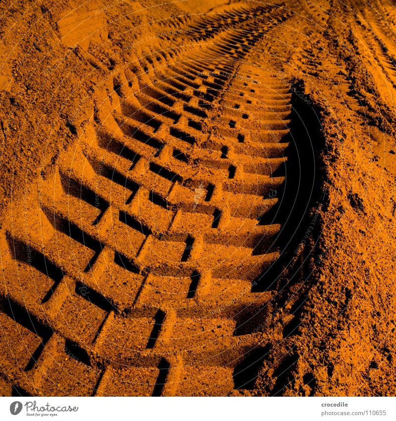 spuren im sand Bagger Kieswerk rot fahren schwer Silhouette negativ dunkel Fluchtpunkt Langzeitbelichtung Sand dreckig orange arbieten Spuren Profil Kontrast