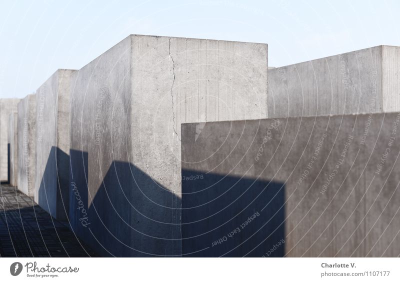 Schatten der Vergangenheit Denkmal Himmel Schönes Wetter Berlin Deutschland Europa Hauptstadt Stadtzentrum Menschenleer Sehenswürdigkeit Holocaustgedenkstätte