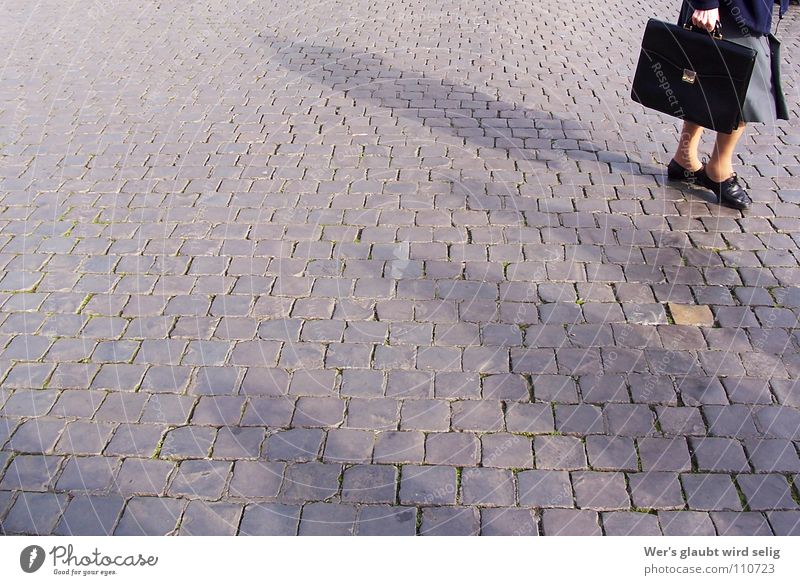 Beine einer alten Frau mit Aktentasche die auf Pflastersteinplatz steht Momentaufnahme Europa Italien Petersplatz trist leer Koffer schwarz Aktenkoffer Schnalle