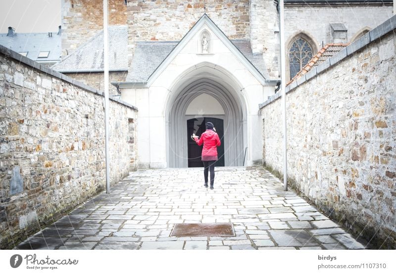 Frau mit roter Jacke geht auf die Tür einer Klosterkirche zu feminin Erwachsene 1 Mensch Altstadt Kirche Mauer Wand gehen frisch hell lang grau weiß Vertrauen