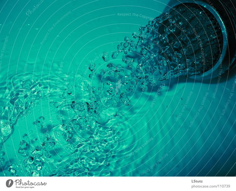 kaltes klares wasser Trinkwasser Körperpflege Wellen Bad Wassertropfen Duschkopf Coolness blau grün türkis Farbe rein Klarheit Dusche (Installation)