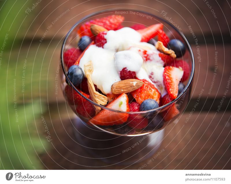 Frischer Joghurt mit Früchten und Müsli zum Frühstück Frucht Dessert Ernährung Essen Diät Schalen & Schüsseln frisch rot weiß Gesundheit Salatbeilage