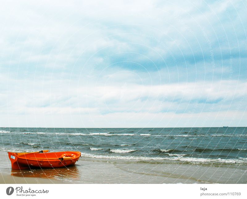 Drei kurz, drei lang, drei kurz Meer Leidenschaft Wasserfahrzeug orange rot Rettung Sicherheit Beiboot Strand Himmel blau Wolken Paddel Ruder Holz Rettungsring