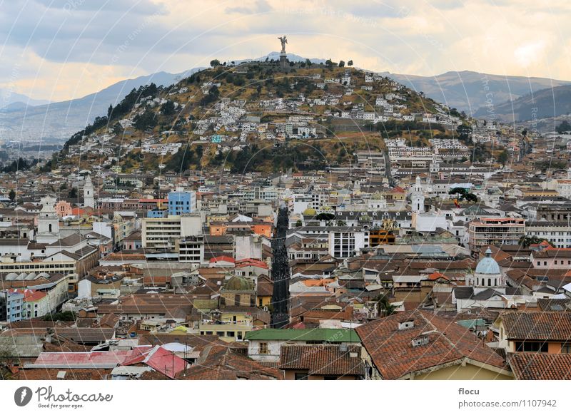 Panecillo hill over Quito's cityscape in Ecuador Ferien & Urlaub & Reisen Business Stadt Stadtzentrum Religion & Glaube virgin panecillo metropolitan historical